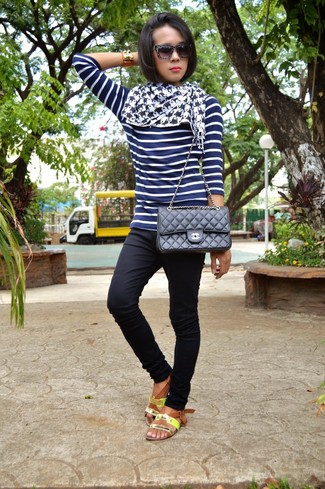 С чем носить бело-черный шарф с узором "гусиные лапки" женщине