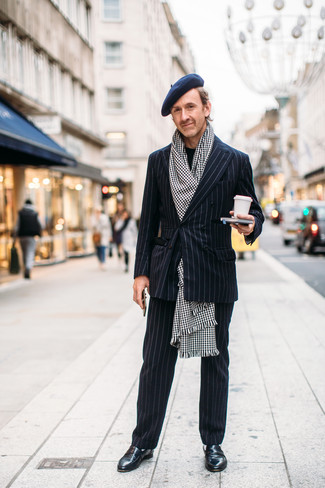 С чем носить бело-черный шарф с узором "гусиные лапки" мужчине