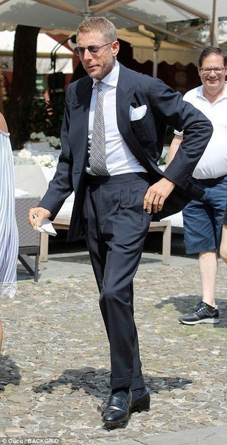 С чем носить бело-черный галстук с узором "гусиные лапки" мужчине