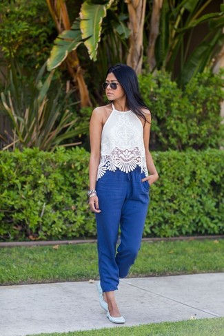 С чем носить бело-черную кружевную майку женщине