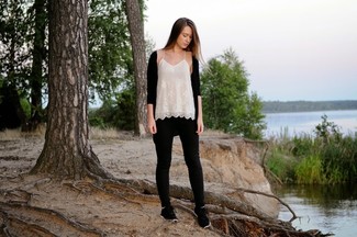 С чем носить бело-черную кружевную майку женщине