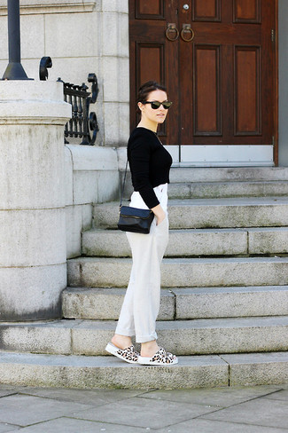 С чем носить бело-черные кожаные сандалии на плоской подошве