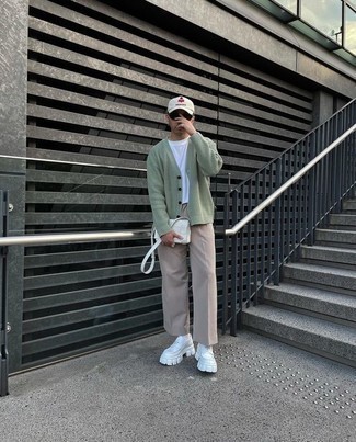 С чем носить бело-черные кожаные лоферы мужчине