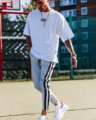 С чем носить бело-черные кожаные низкие кеды мужчине