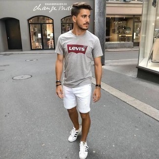 С чем носить бело-черные кожаные низкие кеды мужчине