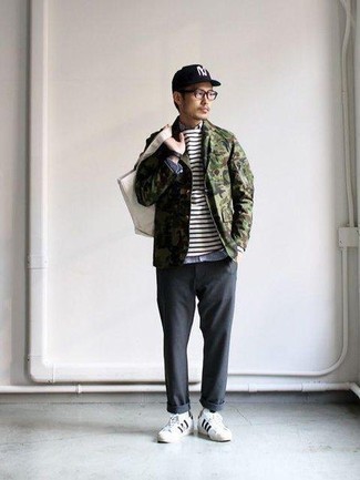 С чем носить бело-черные кожаные низкие кеды мужчине