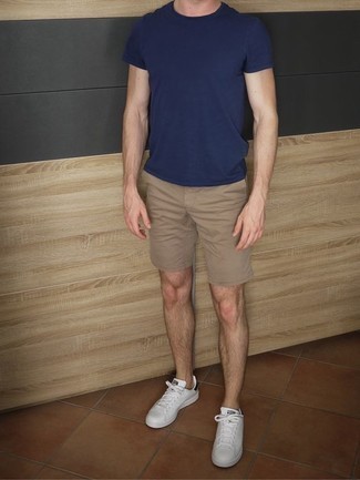 С чем носить бело-черные кожаные низкие кеды мужчине