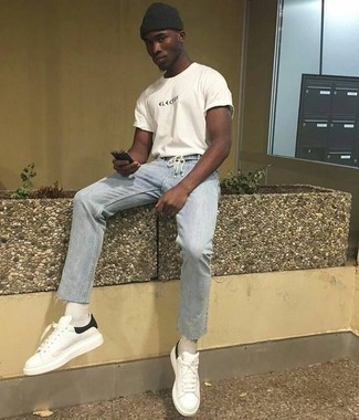 С чем носить бело-черные кожаные низкие кеды мужчине