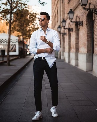 С чем носить бело-черные кожаные низкие кеды мужчине