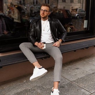 С чем носить бело-черные кожаные низкие кеды мужчине