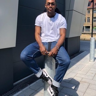 С чем носить бело-черные кожаные низкие кеды мужчине