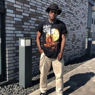 С чем носить бело-черные кожаные низкие кеды мужчине