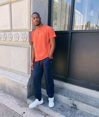 С чем носить бело-черные кожаные низкие кеды мужчине