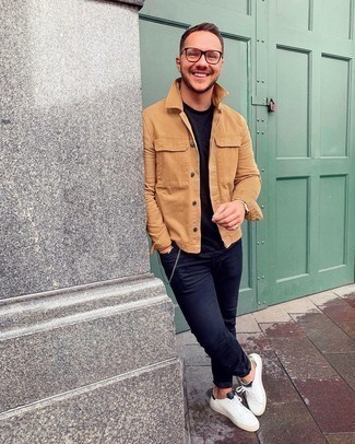 С чем носить бело-черные кожаные низкие кеды мужчине