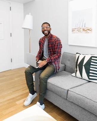 С чем носить бело-черные кожаные низкие кеды мужчине