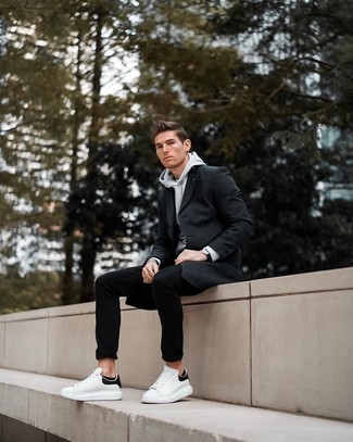 С чем носить бело-черные кожаные низкие кеды мужчине