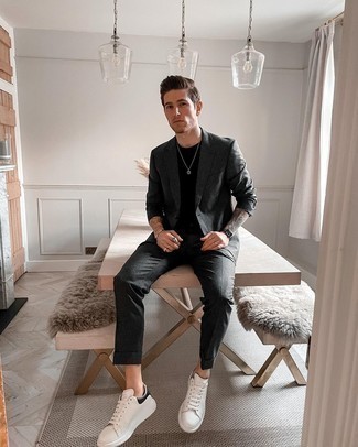 С чем носить бело-черные кожаные низкие кеды мужчине