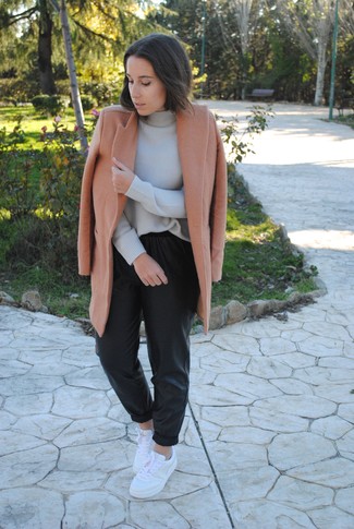 С чем носить бело-черные кожаные низкие кеды женщине