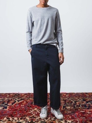 С чем носить бело-черные кожаные низкие кеды мужчине