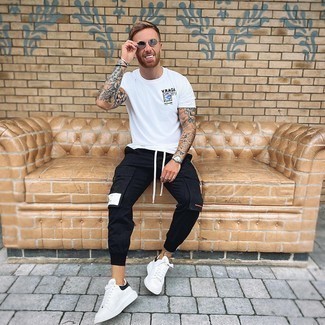 С чем носить бело-черные кожаные низкие кеды мужчине