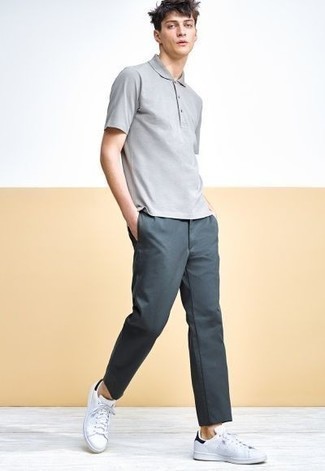 С чем носить бело-черные кожаные низкие кеды мужчине