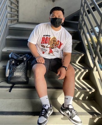 С чем носить бело-черные кожаные низкие кеды мужчине