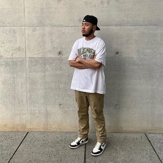 С чем носить бело-черные кожаные низкие кеды мужчине