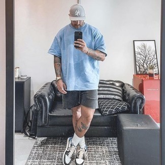 С чем носить бело-черные кожаные низкие кеды мужчине