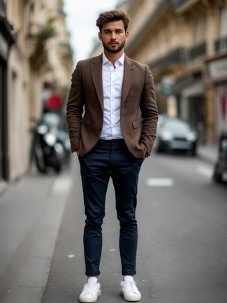 Какие пиджаки носить с бело-черными низкими кедами мужчине