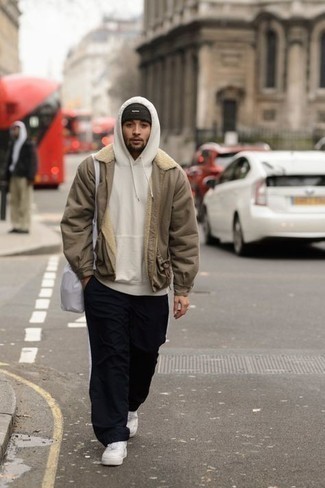 Какие бомберы носить с бело-черными низкими кедами мужчине