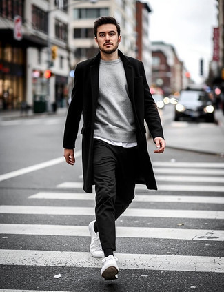 С чем носить бело-черные низкие кеды мужчине