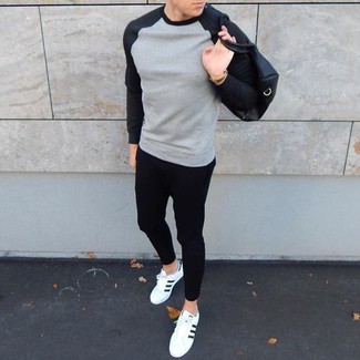 С чем носить бело-черные низкие кеды мужчине