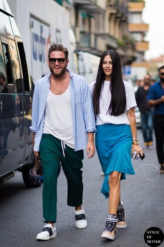 С чем носить бело-черные низкие кеды мужчине