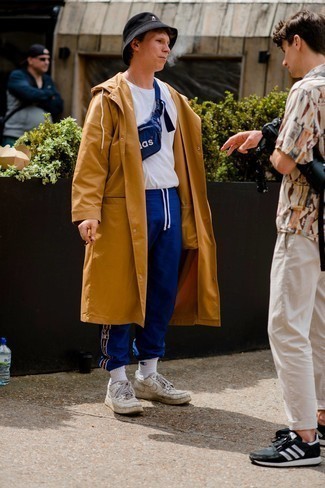 Какие дождевики носить с бело-черными низкими кедами мужчине