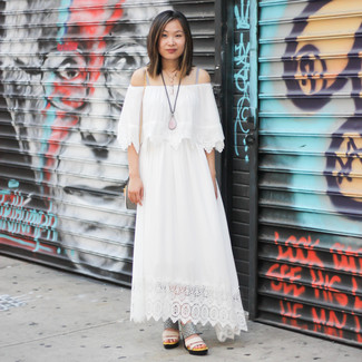 С чем носить бело-черное платье-макси