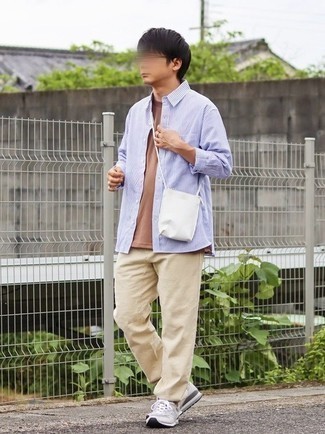 С чем носить бело-черную сумку почтальона