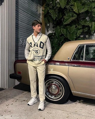 С чем носить бело-черную сумку почтальона