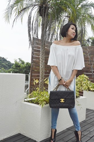 С чем носить бело-черный топ с открытыми плечами