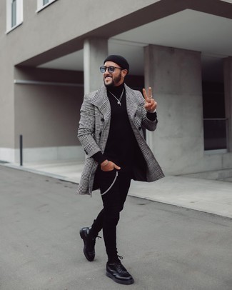 Какие повседневные ботинки носить с бело-черным длинным пальто