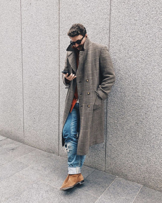 Какие джинсы носить с бело-черным длинным пальто