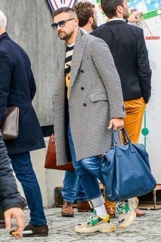 Какие джинсы носить с бело-черным длинным пальто