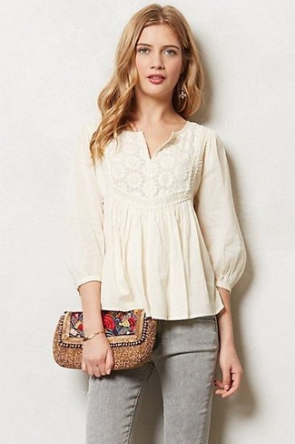 С чем носить бело-черную блузу-крестьянку