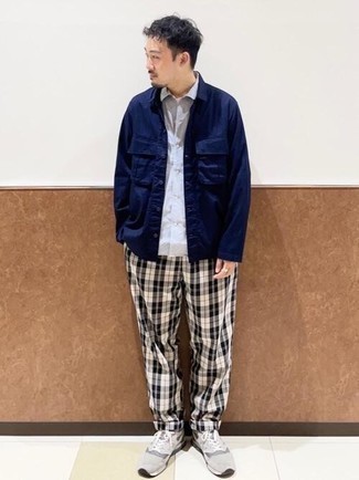 С чем носить бело-черные брюки чинос в шотландскую клетку