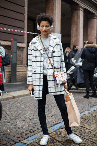 С чем носить бело-черную верхнюю одежду в шотландскую клетку женщине