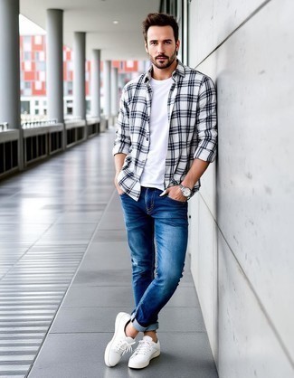 С чем носить бело-черную рубашку в шотландскую клетку мужчине