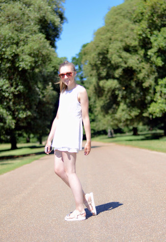 С чем носить бело-черный комбинезон