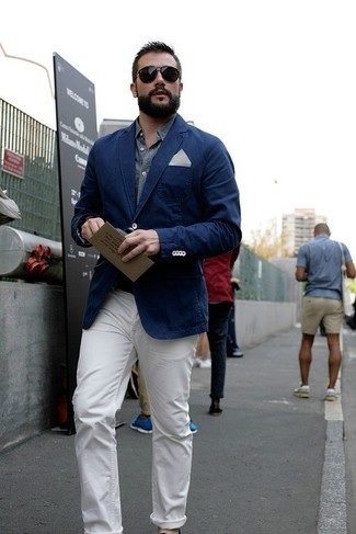 С чем носить бело-черный нагрудный платок в горошек