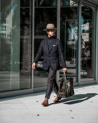 С чем носить бело-черный нагрудный платок в горошек