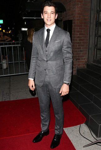 С чем носить бело-черный галстук в горошек мужчине