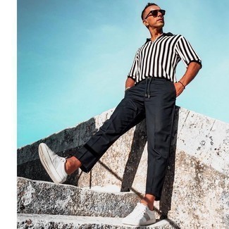 С чем носить бело-черную футболку-поло мужчине